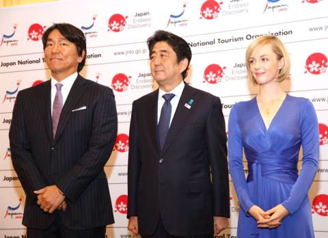 セミナーに出席した(左から)松井さん、安倍首相、フォックスさん=JNTO提供