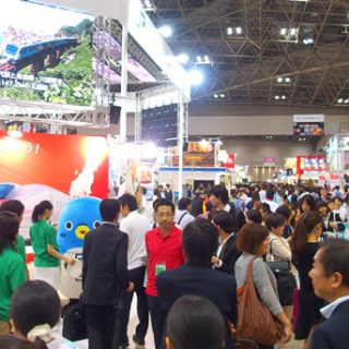 来場者でにぎわう展示会場