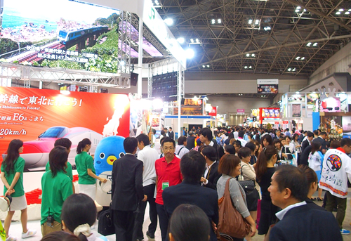 来場者でにぎわう展示会場
