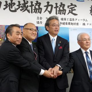 締結後ガッチリと手を握る（左から）工藤、門脇、首藤、三友の各氏