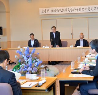 意見交換会であいさつする久保観光庁長官