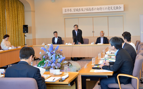 意見交換会であいさつする久保観光庁長官