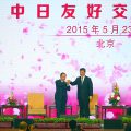 習主席（右）と握手する二階名誉団長＝23日、人民大会堂で