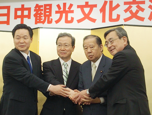 握手する(右から)久保長官、二階名誉団長、程駐日大使、張首席代表