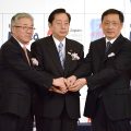 共同声明署名後に握手する太田国交相（中央）、李局長（右）、金長官（左）