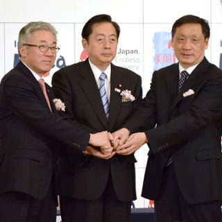共同声明署名後に握手する太田国交相（中央）、李局長（右）、金長官（左）