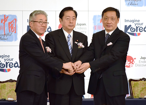 共同声明署名後に握手する太田国交相(中央)、李局長(右)、金長官(左)