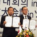 日韓観光交流拡大宣言に署名したANTAの二階会長（左）とKTOの卞社長＝14日、ロッテワールドホテルで