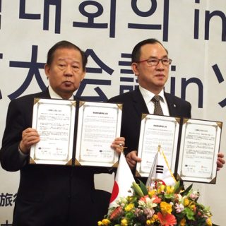 日韓観光交流拡大宣言に署名したANTAの二階会長（左）とKTOの卞社長＝14日、ロッテワールドホテルで