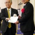 久保長官（右）に提言を渡す山口委員長＝20日、東京プリンスホテルで
