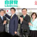 公示前の勢力をほぼ維持し、笑顔で当選のバラをつける安倍首相ら（12月14日夜、自民党本部）