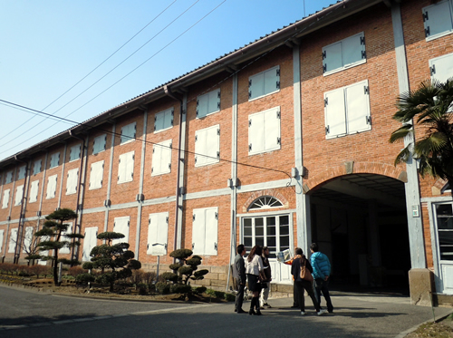 レンガ造りが美しい富岡製糸場の東置繭所
