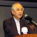 あいさつする山口会長