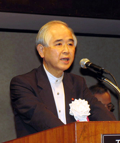 あいさつする山口会長