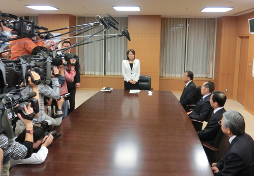 森消費者担当相が業界団体に対策を要請。冒頭部分は報道陣に公開された（8日）