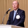 あいさつする西田会長