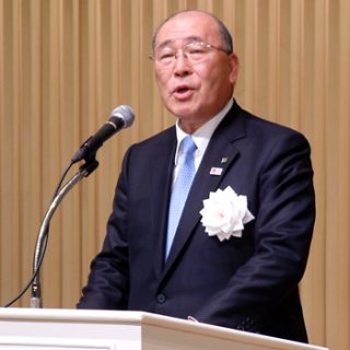 あいさつする西田会長