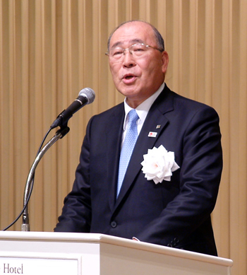 あいさつする西田会長