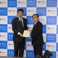 復興相に提言書を渡す久保座長（右）＝復興庁ホームページから