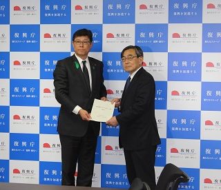 復興相に提言書を渡す久保座長（右）＝復興庁ホームページから