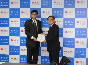 復興相に提言書を渡す久保座長（右）＝復興庁ホームページから