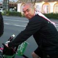 観光博をPRしながら自転車で東北を快走する溝畑氏
