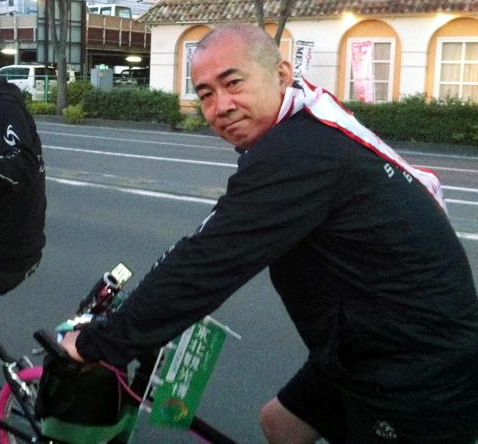 観光博をPRしながら自転車で東北を快走する溝畑氏