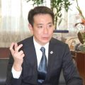 抱負を述べる前原国交相