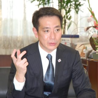 抱負を述べる前原国交相