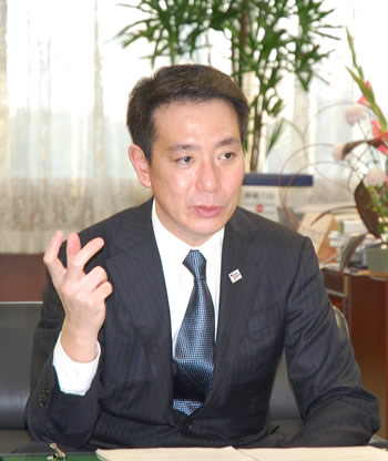 抱負を述べる前原国交相