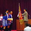 緊張した面持ちで表彰を受ける隠岐島前高校生たち=23日、神戸夙川学院大で