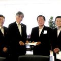 本保長官(中央左)に要望書を提出する山口会長