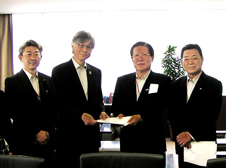 本保長官(中央左)に要望書を提出する山口会長