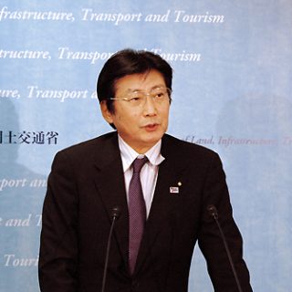 就任会見する金子国交相
