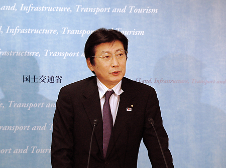 就任会見する金子国交相