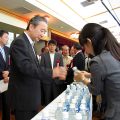 名水を試飲する鴨下環境相(左)
