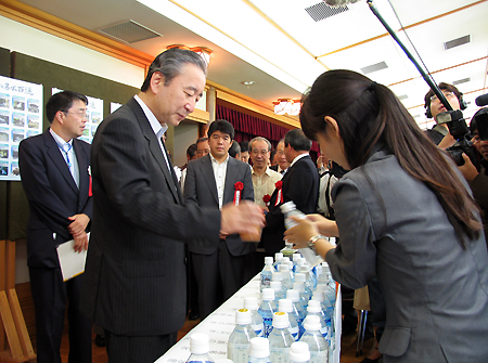 名水を試飲する鴨下環境相(左)