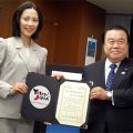 任命状を手にする木村さん(左)と冬柴交相