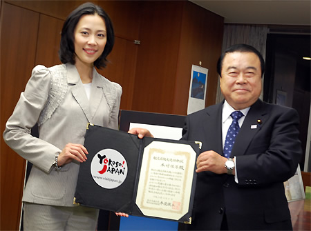 任命状を手にする木村さん(左)と冬柴交相