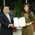 冬柴国交相から任命書を受けとるTIKさん