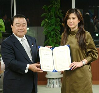 冬柴国交相から任命書を受けとるTIKさん