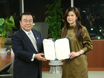 冬柴国交相から任命書を受けとるTIKさん