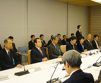 官邸で約1年ぶりに開かれた観光立国推進戦略会議(12月21日)