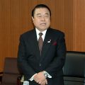 委員会であいさつする冬柴大臣