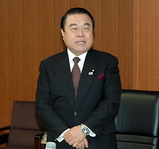 委員会であいさつする冬柴大臣