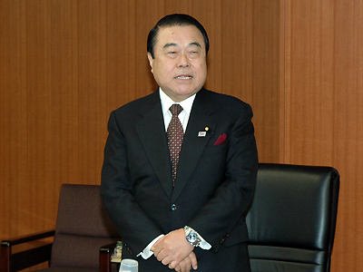 委員会であいさつする冬柴大臣