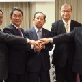 交流団の成功へ向けて関係者が固く握手