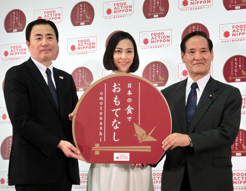 事業の開始を発表する（写真右から）西川農水相、女優の木村さん、観光庁の吉田部長
