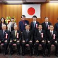 式典後、記念写真におさまる表彰者ら