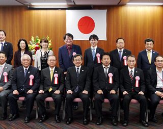 式典後、記念写真におさまる表彰者ら
